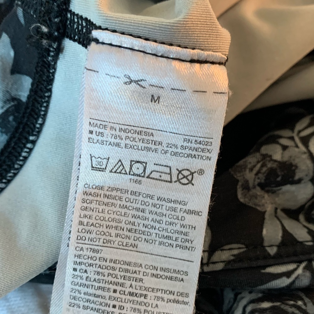 Old Navy floral black & white workout crop pants - Picture 6 of 6